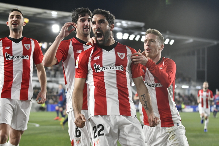 Los jugadores del Athletic celebran el gol de Raúl García (LOF)