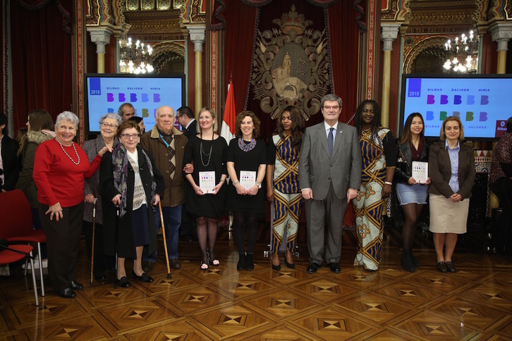 Entrega de los premios a los galardonados con Aburto. (Bilboko Udala)