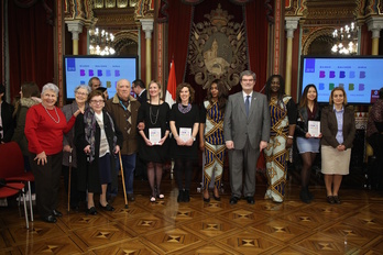 Entrega de los premios a los galardonados con Aburto. (Bilboko Udala)