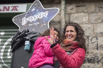 Sara Majarenas junto a su hija Izar tras salir de prisión. Juan Carlos RUIZ | FOKU