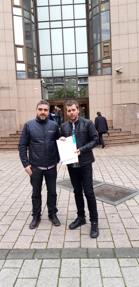 El parlamentario Mikel Otero y el coordinador de EH Bildu en Santurtzi, Oskar Lorenzo, muestran la denuncia.