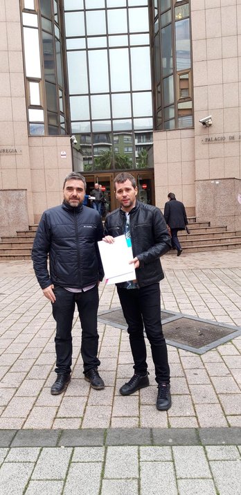 El parlamentario Mikel Otero y el coordinador de EH Bildu en Santurtzi, Oskar Lorenzo, muestran la denuncia.