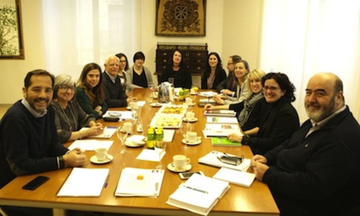 Imagen de la reunión de colectivos de la disciplina en el Legislativo navarro. (PARLAMENTO DE NAFARROA)
