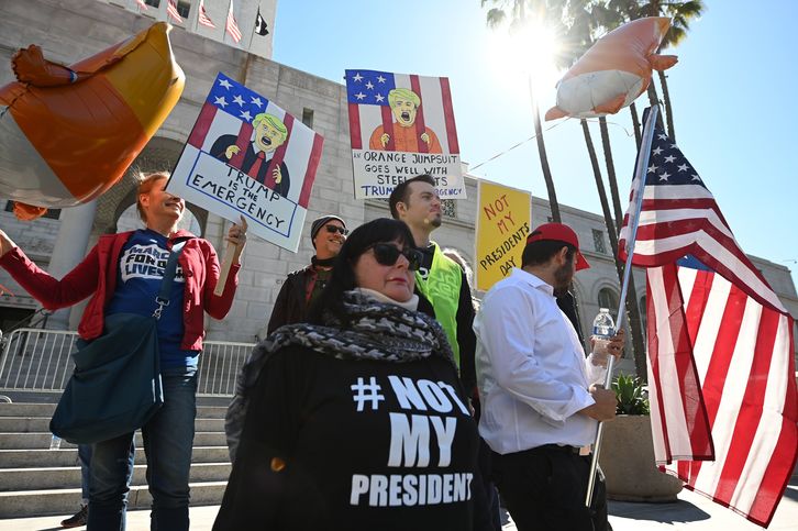 Protesta contra el decreto de emergencia nacional ante el Ayuntamiento de Los Angeles, en California. / Robyn BECK (AFP)