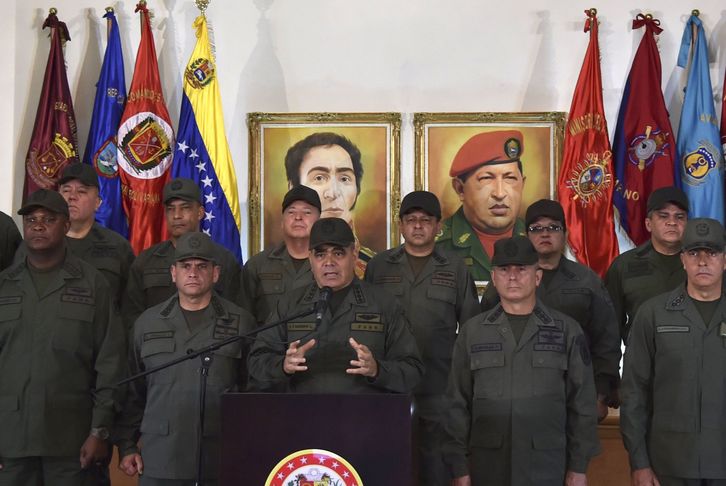 El alto mando militar, con el ministro de Defensa. (Yuri CORTEZ | AFP)