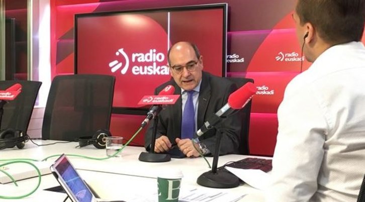 El consejero Jon Darpón, en el micrófono de Radio Euskadi. (@Boulevardeitb)