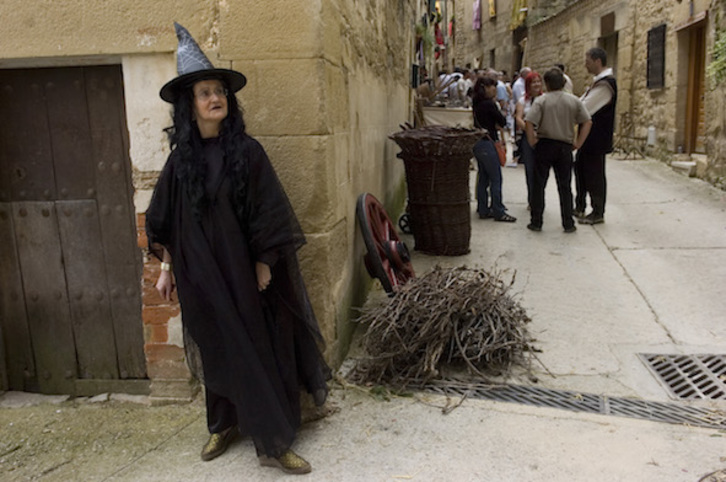 Una mujer disfrazada de bruja. (Raul BOGAJO / FOKU)