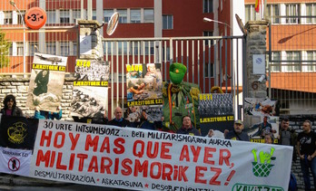 Concentración convocada por Kakitzat frente al acuartelamiento militar de Bilbo, antiguo Gobierno militar.