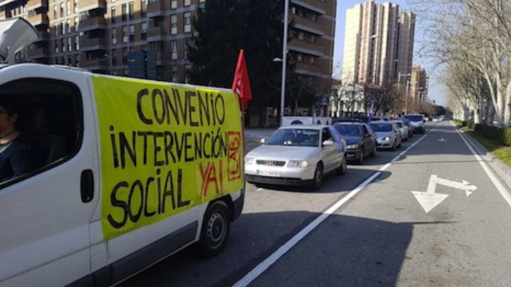 Imagen de la caravana de coches para reclamar un primer convenio de Intervención Social de Nafarroa. (ELA)