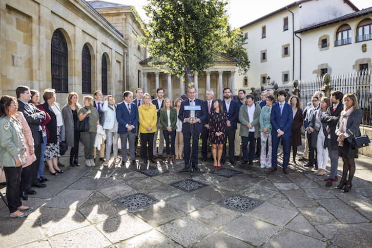 Acto del PP en Gernika para «celebrar» un aniversario del Estatuto. (Aritz loiola / FOKU) 