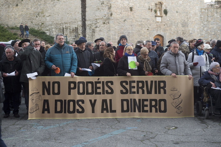 Representantes de la Plataforma por el Patrimonio, en una protesta ante el Arzobispado. (Idoia ZABALETA/FOKU)