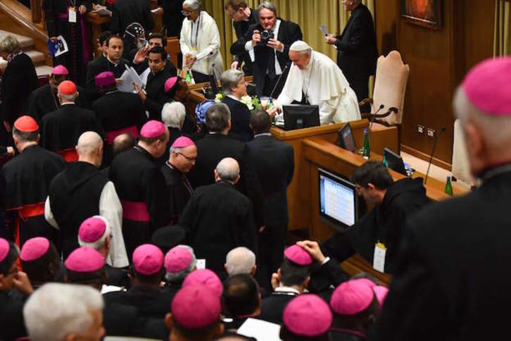 El papa Francisco saluda a los participantes en el encuentro. (VINCENZO PINTO / AFP)