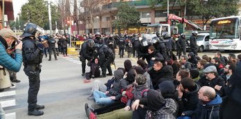 Los Mossos desalojan a huelguistas de la Gran Vía de Barcelona. (@cupnacional)