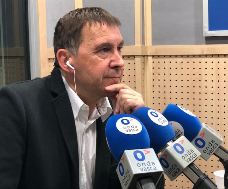 Arnaldo Otegi, ante los micrófonos de Onda Vasca. (@ehbildu)