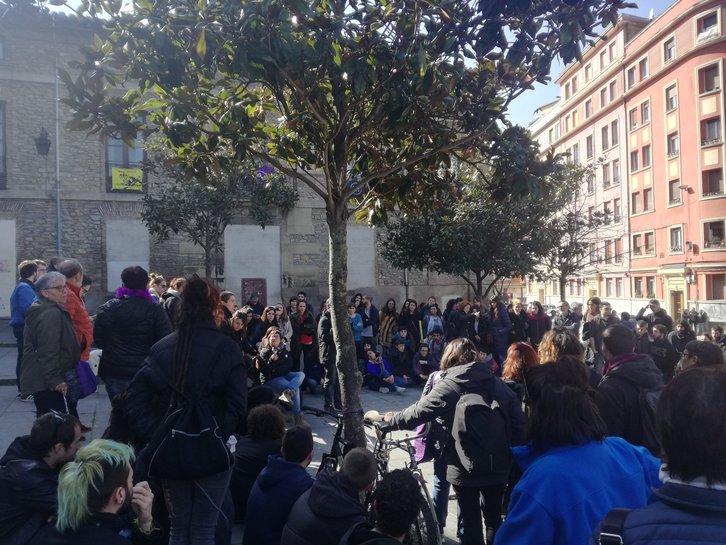 Jendetza hurbildu da Talka gunera. (NAIZ)