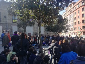 Jendetza hurbildu da Talka gunera. (NAIZ)