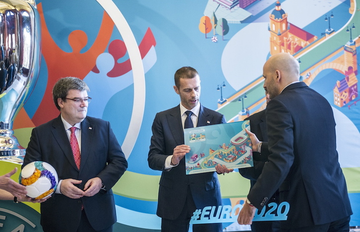 Aburto con el presidente de la UEFA, Aleksander Ceferin, durante la presentación del logo de la Eurocopa en Bilbo. (Marisol RAMIREZ / FOKU)