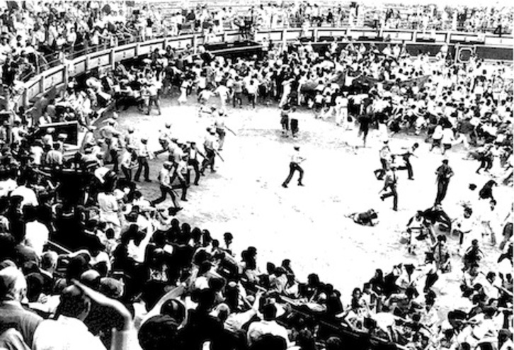 Imagen de la entrada de la Policía española en la plaza de toros en sanfermines del 78 que aparece en el informe.