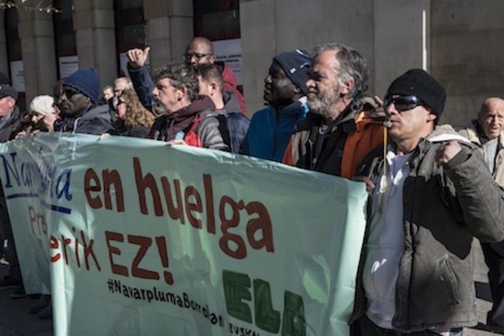 Protesta de trabajadores de Navarpluma ante el Gobierno de Nafarroa. (Jagoba MANTEROLA/FOKU)