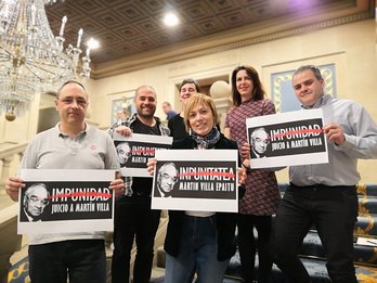 Los concejales de EH Bildu posan con carteles contra la impunidad. (@ehbildugasteiz)