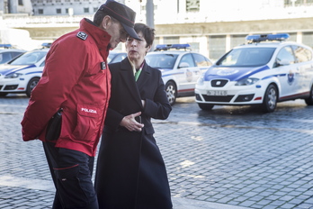 La consejera Beltrán de Heredia, junto a un ertzaina. (Marisol RAMIREZ | FOKU)