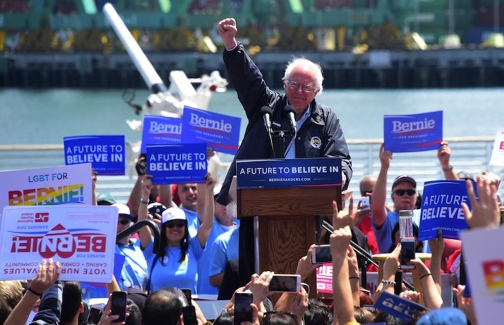 Sanders en un acto electoral de las primarias de 2016 en el distrito portuario de San Pedro, Los Ángeles (California). Frederic J. BROWN | AFP