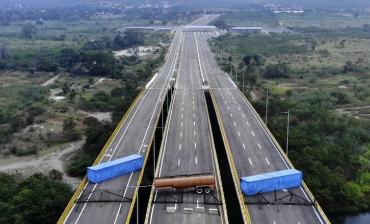 Imagen del puente de Las Tienditas que ha recorrido el mundo. (AFP)