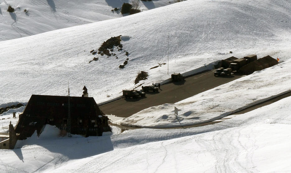 Los vehículos militares impiden que aparquen montañeros y esquiadores.