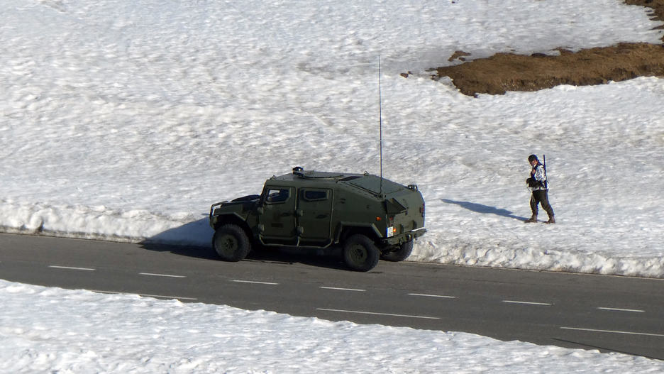Un militar camina con su arma junto al vehículo aparcado cerca del mugarri 256, en la carretera que atraviesa Larra.