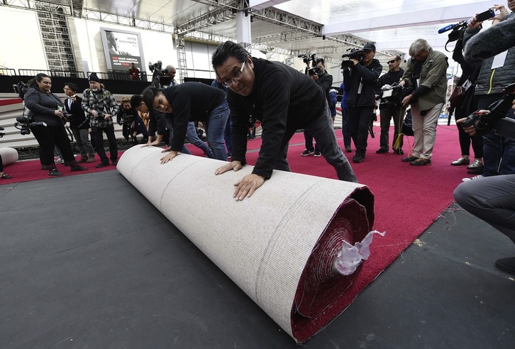 La alfombra roja sobre la que desfilarán los nominados la coloraron hace un par de días. (Kevork DJANSEZIAN / AFP)