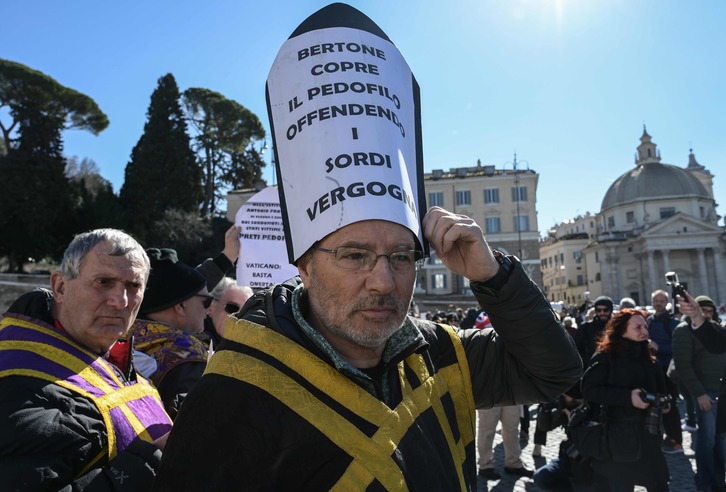 Miembro de la organización ECA en la manifestación de Roma.