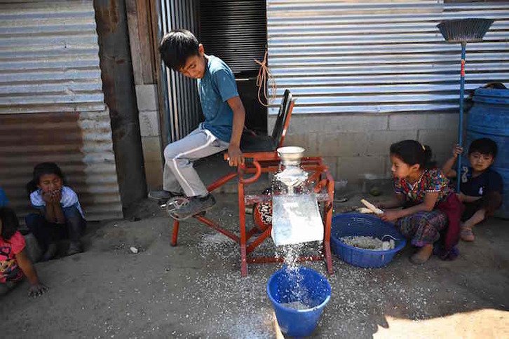 Niños en San Andres Itzapa, Chimaltenango, Guatemala. (JOHAN ORDONEZ / AFP)