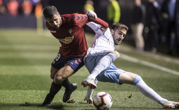 Fran Mérida lucha la pelota en un instante del encuentro. (Jagoba MANTEROLA / FOKU)