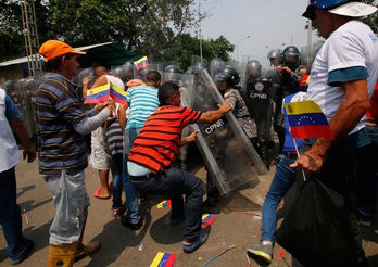 Los incidentes se produjeron al intentar romper la barrera de las fuerzas bolivarianas. (Schneyder MENDOZA/AFP) 