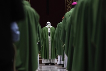El Papa atiende la Eucaristía en el acto que ha puesto fin a la cumbre antipederastia del Vaticano. Giuseppe Lami (AFP)