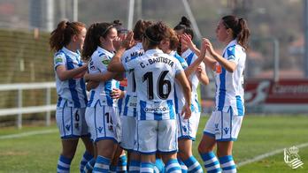 Las donostiarras celebran uno de los goles REAL SOCIEDAD