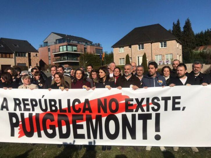 Arrimadas y sus correligionarios, esta mañana ante la casa de Puigdemont.