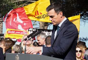 Pedro Sánchez, entre símbolos independentistas hoy en Argelès. (AFP). 