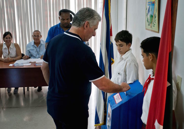 El presidente cubano, Miguel Díaz-Canel, deposita su voto en el referéndum constitucional (Ramón ESPINOSA/AFP)
