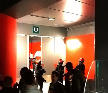 Ertzainas uniformados entraron a la grada en la que se ubica Iñigo Cabacas Herri Harmaila. (@ICHHarmaila)