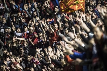 La afición rojilla, disfrutando del partido ante el Zaragoza. (Jagoba MANTEROLA/FOKU)