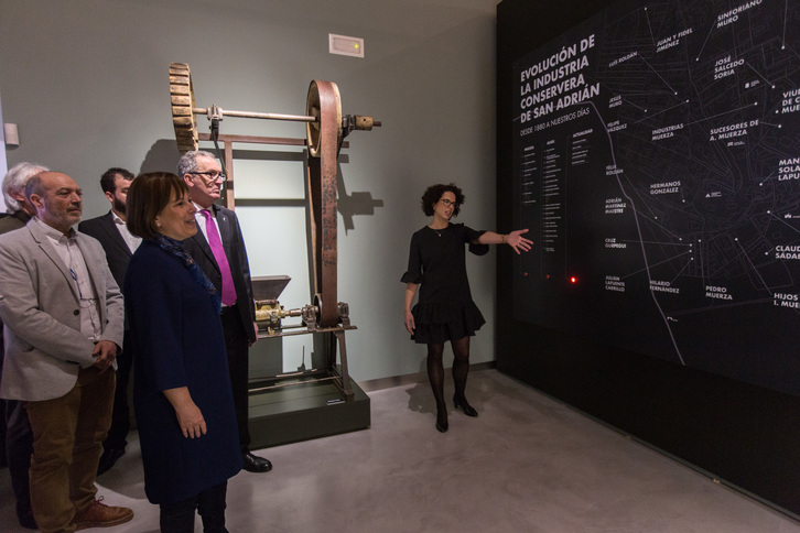 Primera visita al museo de la conserva, a la que han acudido Barkos y Cigudosa.