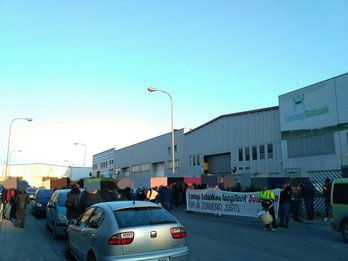 Lantegi Batuak-eko langileen protesta. (@iku_ath)