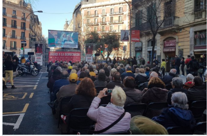  Òmnium ha convocado un acto frente a su sede en Barcelona para seguir en directo la declaración del presidente de la entidad. (@pvallesc)