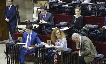 Ibone Bengoetxea, en primera fila, durante un pleno de las Juntas Generales en Gernika. (BIZKAIA.EUS)