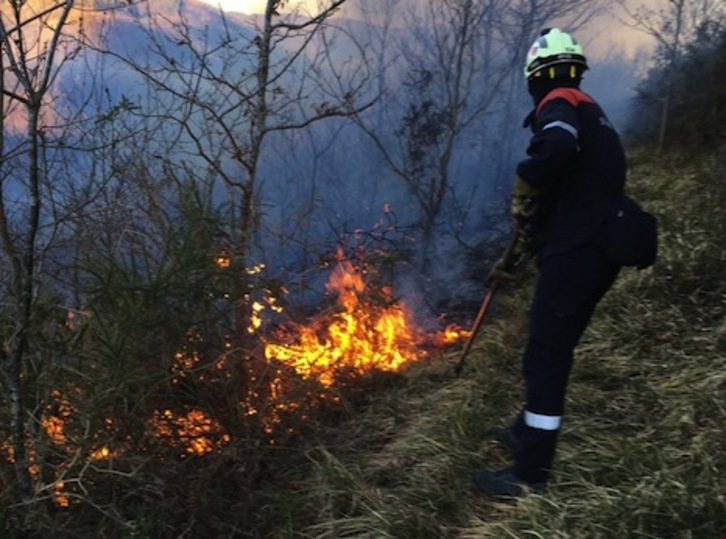 Uno de los bomberos que participan en la extinción del incendio de Goizueta. (BOMBEROS DE NAFARROA)