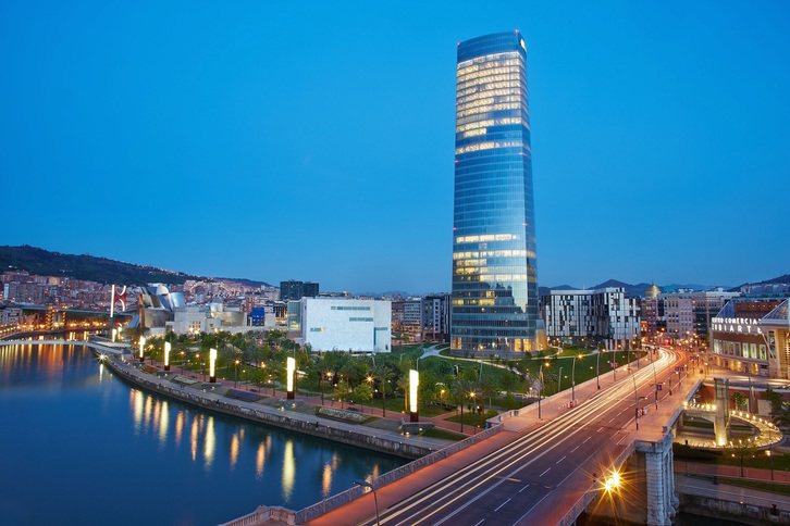 Paseo por la ría con la torre Iberdrola y el museo Guggenheim al fondo. (Bilboko Udala)