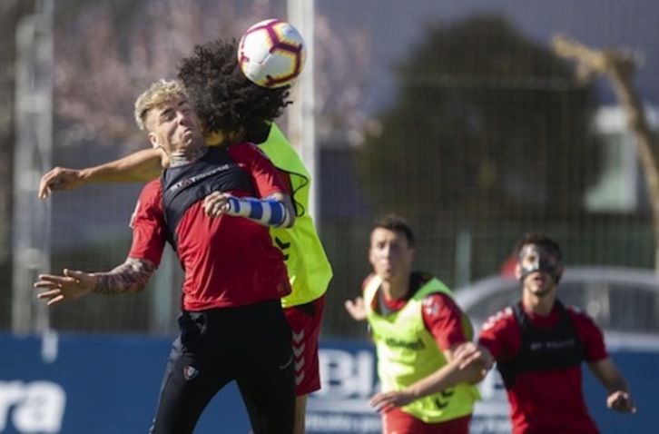 Brandon ha entrenado con protección en la mano. (OSASUNA)