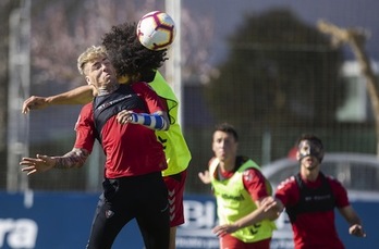 Brandon ha entrenado con protección en la mano. (OSASUNA)