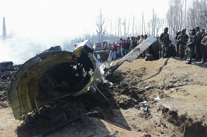 Soldados indios y habitantes de Cachemira junto a los restos de uno de los aviones derribados.  (Tuseef MUSTAFA / AFP)